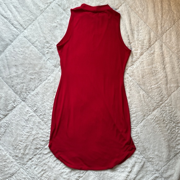 Sleeveless red dress - Picture 3 of 3